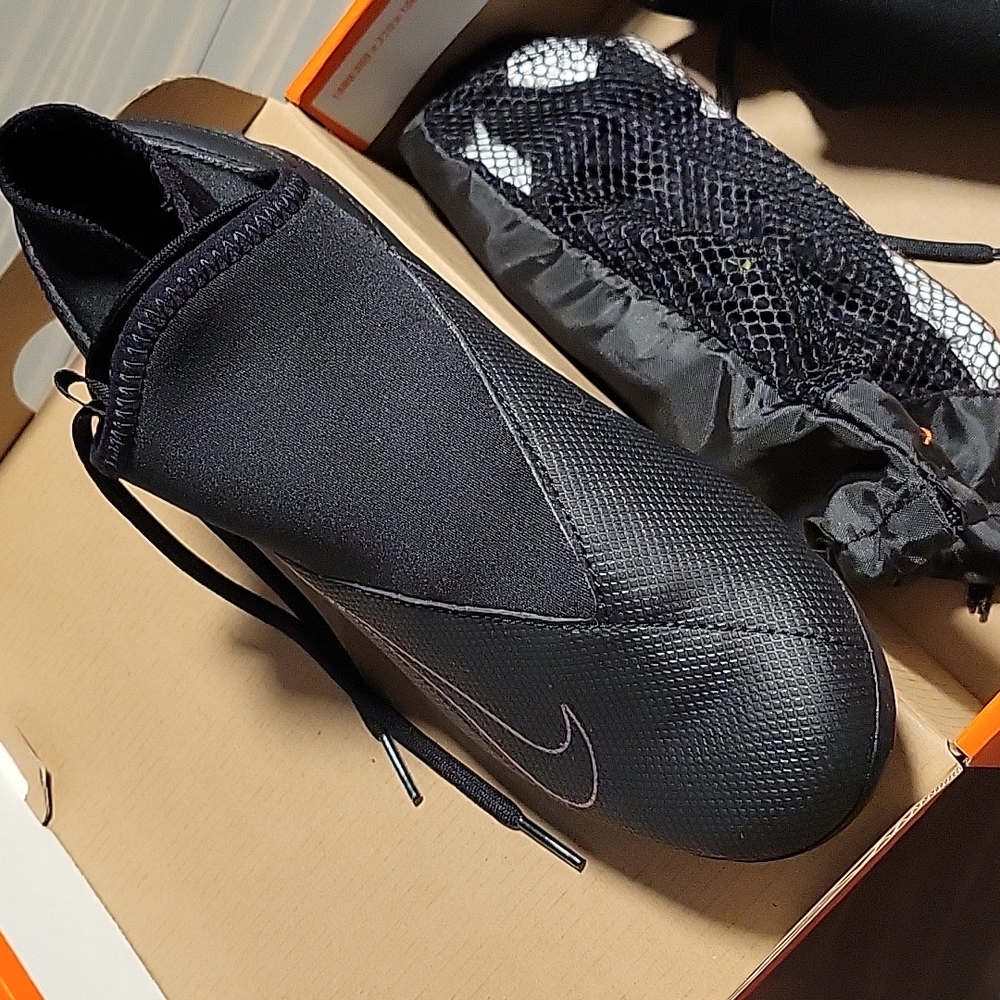 Nike youth soccer cleats and shin pads New size 6 boys/ 7.5 girls
